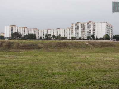 ... a destra si apre invece la succitata �45�, con i suoi alti palazzoni dell�edilizia popolare costruiti negli anni 70. Con cautela decidiamo di perlustrare prima questa parte di rione